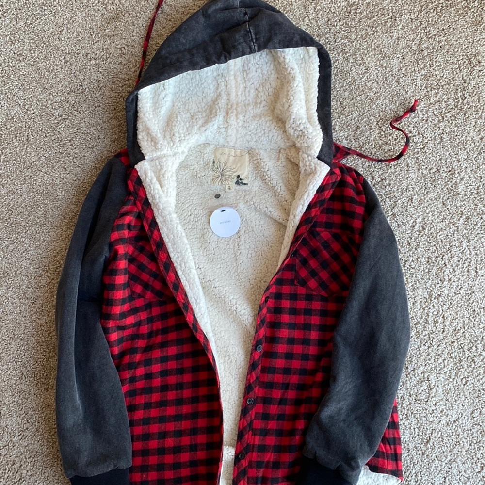 Women’s jacket. En Crème. Size M. BRAND NEW. NEVER WORN.
